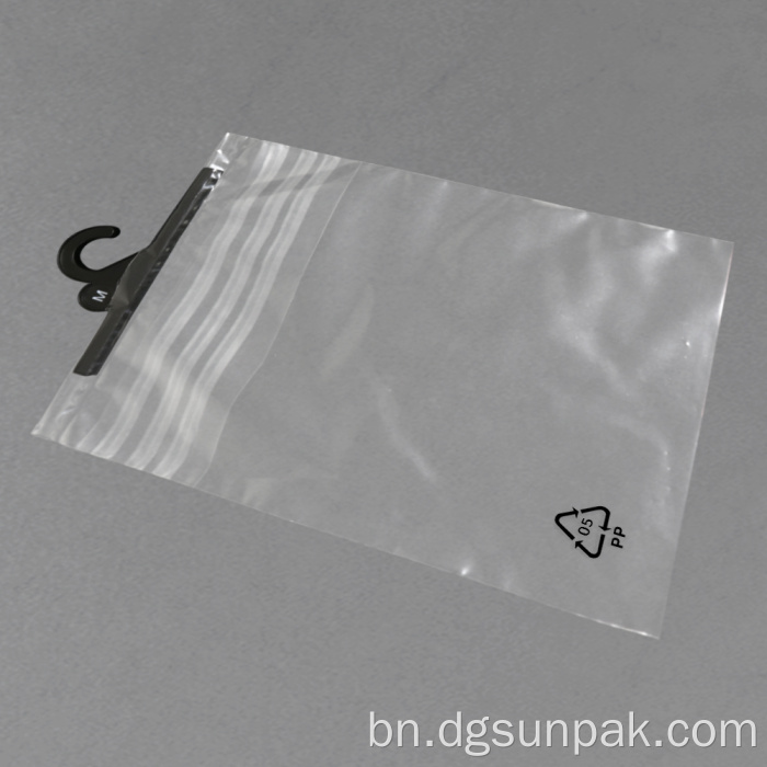 পুনর্ব্যবহৃত বায়োডিগ্রেডেবল প্যাকেজ পলিব্যাগ হুক ব্যাগ প্রদর্শন করে